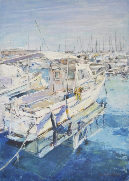 Dipinto di barche in porticciolo, riflessi sull’acqua, toni azzurri delicati