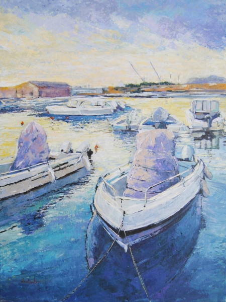 Dipinto di porticciolo con barche e riflessi sull’acqua, toni azzurri