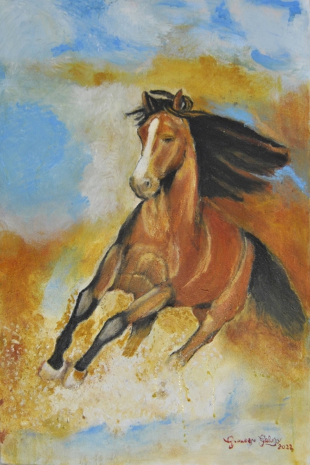 Cavallo in corsa su terreno sabbioso, dipinto con tonalità terrose; il manto richiama la terra e la criniera nera è mossa dal vento.