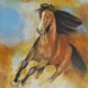 Cavallo in corsa su terreno sabbioso, dipinto con tonalità terrose; il manto richiama la terra e la criniera nera è mossa dal vento.