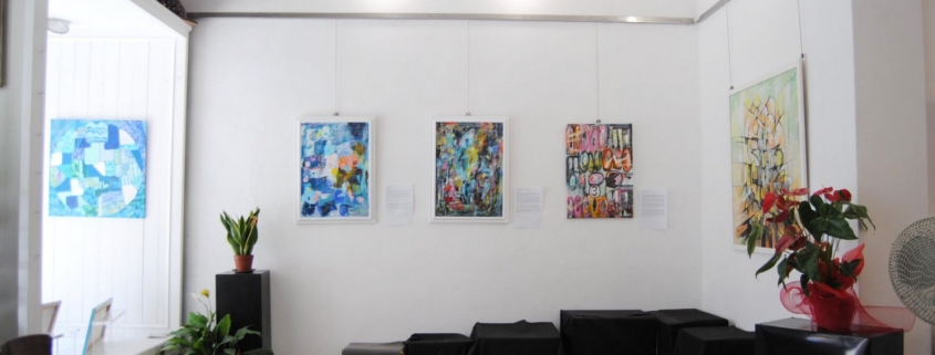 La Quadrata 2025 Sezione Fattori Le foto della mostra alla Melograno Art Gallery (1) Opere artistiche di dimensioni diverse nella Galleria Melograno