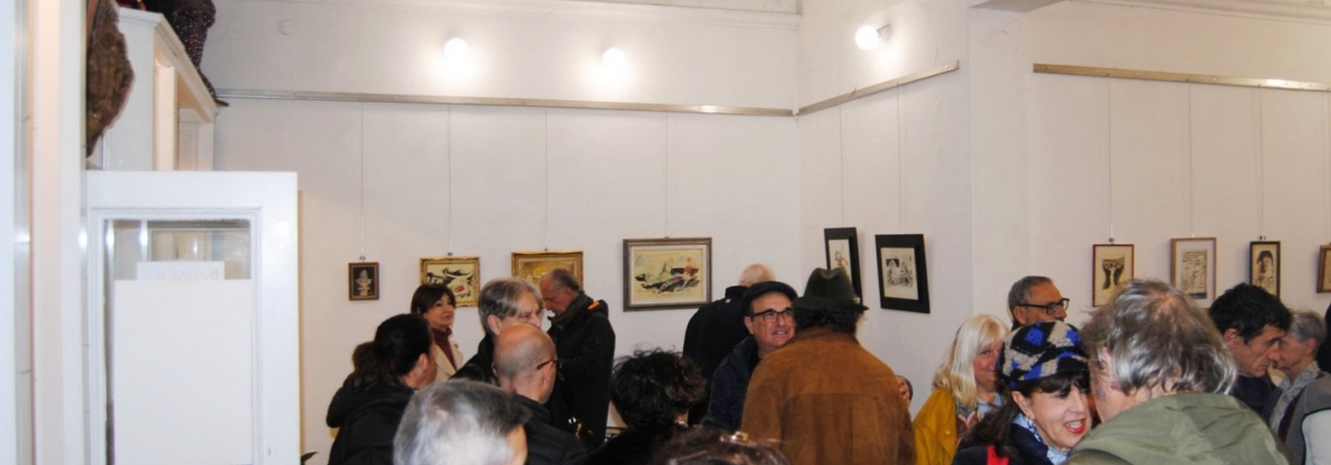 La galleria Melograno piena di belle persone Galleria Melograno piena di visitatori per categoria Artisti