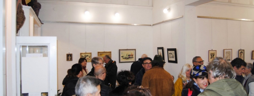 La galleria Melograno piena di belle persone Galleria Melograno piena di visitatori per categoria Artisti