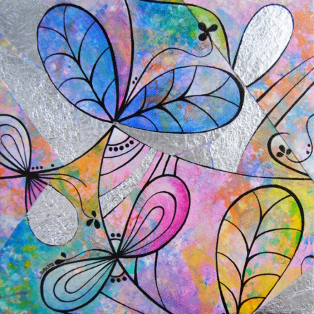 Quadri piccoli di Laura Ruberto, fiori stilizzati in collage di argento, con tonalità argento e rosa, opere materiche e stratificate.