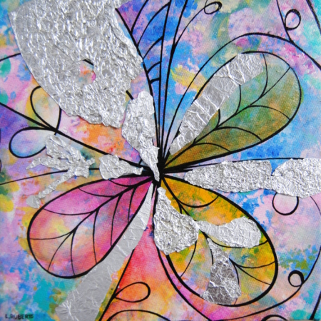 Quadri piccoli di Laura Ruberto, fiori stilizzati in collage di argento, con tonalità argento e rosa, opere materiche e stratificate.