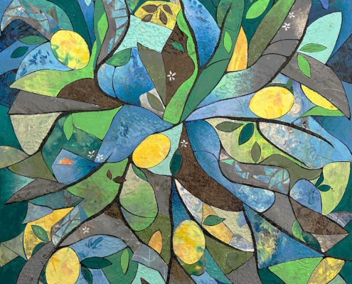 Laura Ruberto – Opera materica e stratificata con stoffe, metalli e materiali di recupero, armonia tra texture e colore.