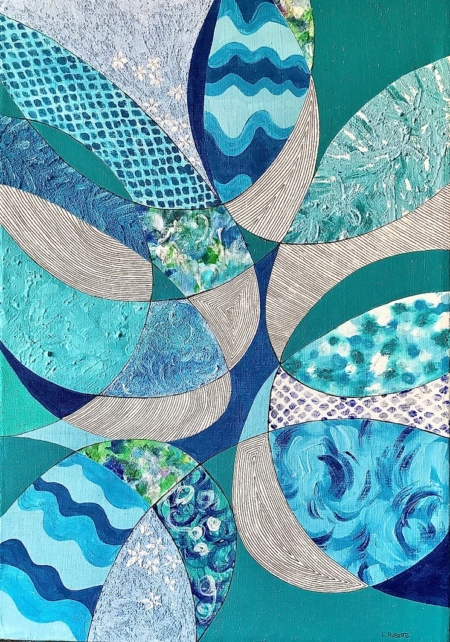 Gelsomini di Laura Ruberto – Fiore stilizzato su fondo azzurro, collage materico con stoffe, fili e materiali di recupero, ispirato alla Sicilia.