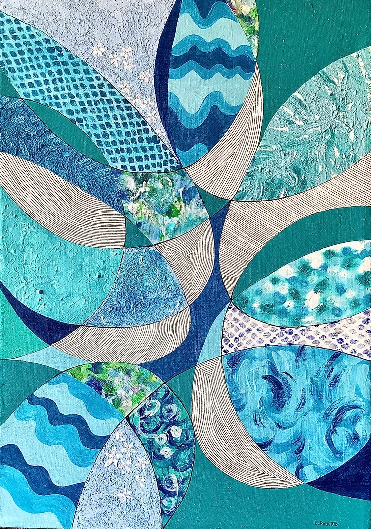 Gelsomini di Laura Ruberto – Fiore stilizzato su fondo azzurro, collage materico con stoffe, fili e materiali di recupero, ispirato alla Sicilia.