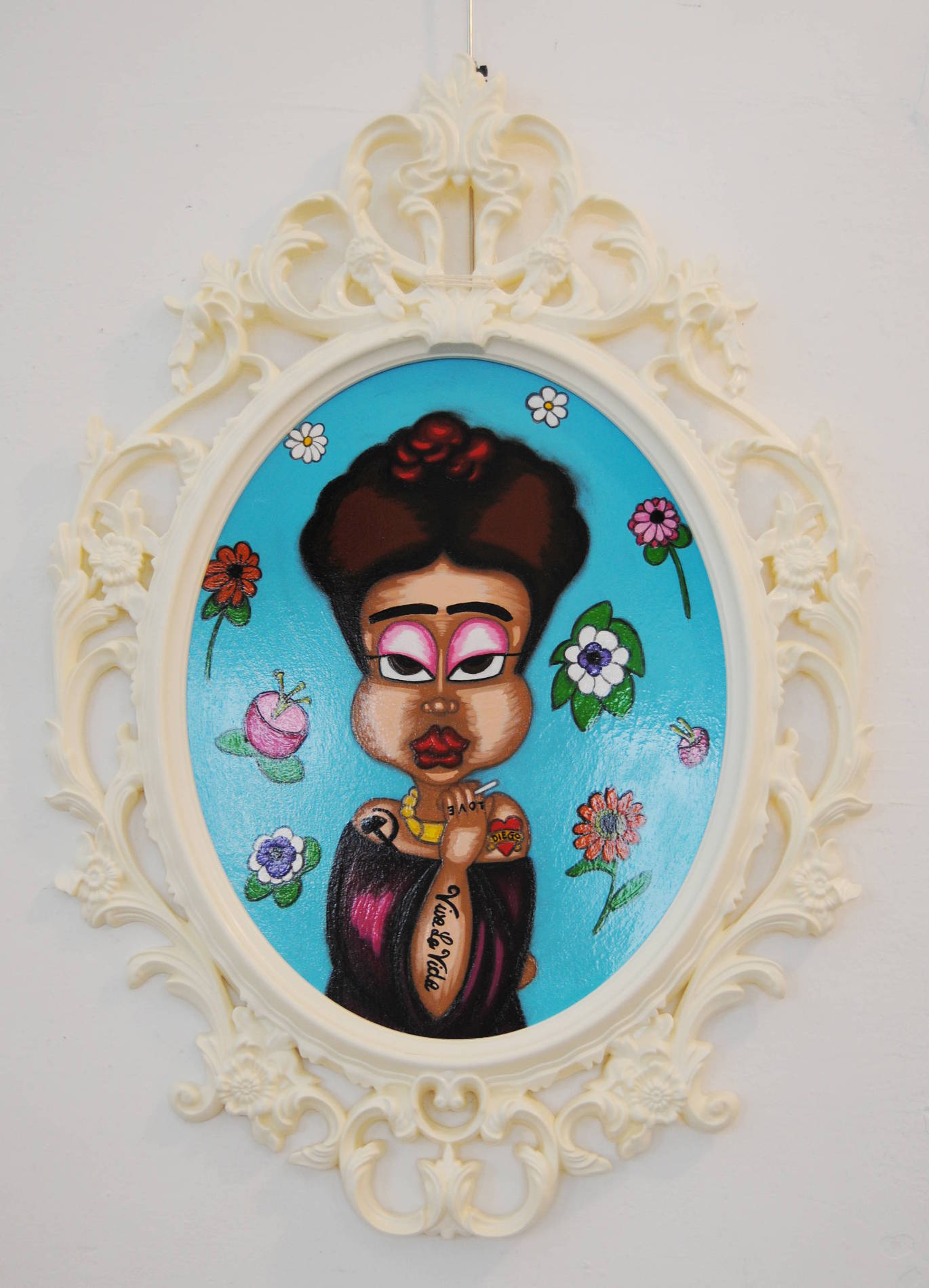 Frida – Doll Pop Art di Manuela Balma, acrilico su tela 47x37 cm, con cornice