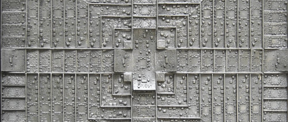 Opera artistica con riflessi metallici nella Galleria Melograno