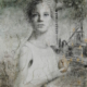 Quadro di Rosy Mantovani: giovani donne e adolescenti emergono da periferie urbane, simboli di resilienza e speranza.