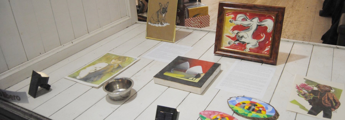 Sei un cane la mostra alla Melograno Art Gallery di Livorno (9) Opere di piccole dimensioni nella Galleria Melograno