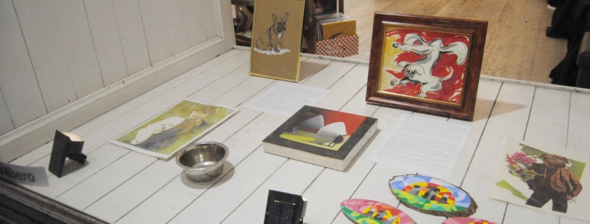 Sei un cane la mostra alla Melograno Art Gallery di Livorno (9) Opere di piccole dimensioni nella Galleria Melograno