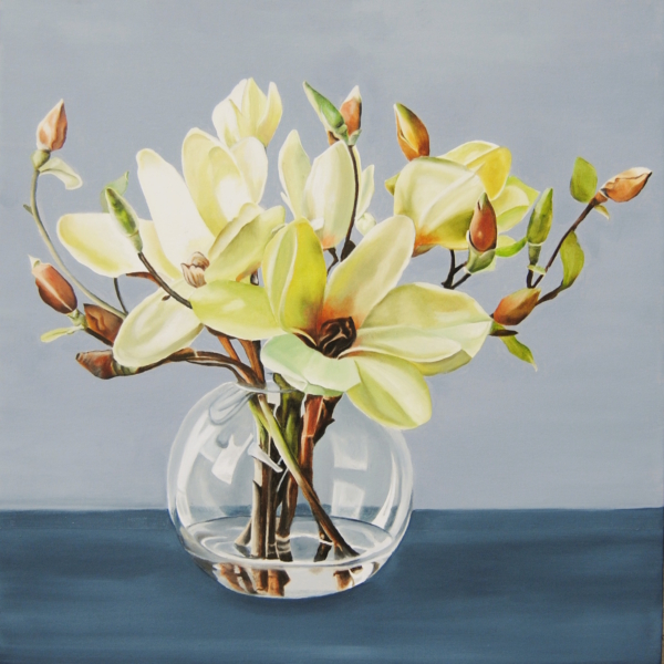 Quadro iperrealista di Stefania Hepeisen: vaso di vetro trasparente con mazzo di magnolie gialle, petali delicati e boccioli, foglie verdi brillanti, acqua limpida, sfondo grigio-azzurro uniforme.