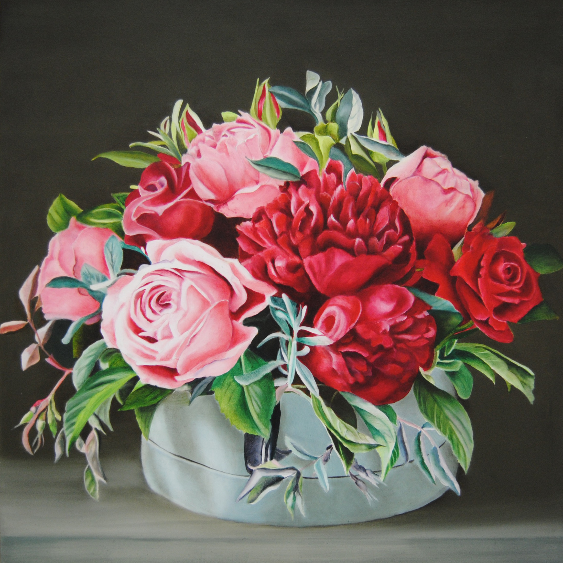 Quadro iperrealista di Stefania Hepeisen: mazzo di rose e peonie rosse e rosa in vaso grigio-azzurro, foglie verdi con sfumature blu-verdi e rossastre, sfondo marrone scuro uniforme.