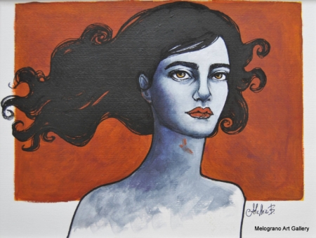 ritratto di ragazza bruna con capelli al vento su fondo rosso