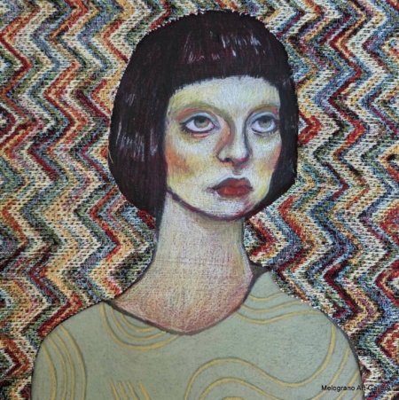 inquietante volto di donna con collage di carta da parati