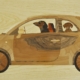 Intarsio ligneo di Capitan Morgan raffigurante una Fiat 500 con una famiglia di bassotti a bordo, realizzato con legni naturali e dettagli in colori acrilici, in stile ironico e affettuoso.