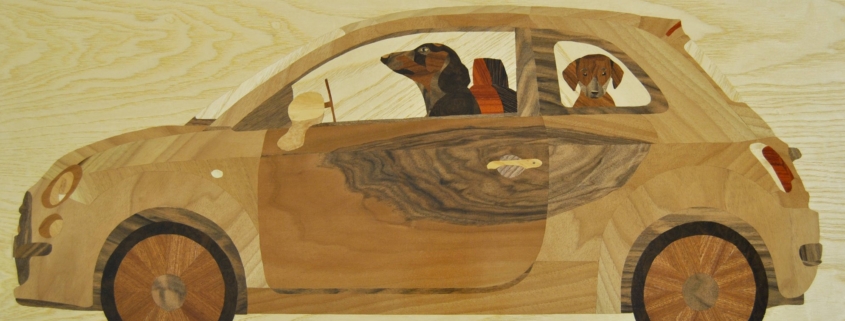 Intarsio ligneo di Capitan Morgan raffigurante una Fiat 500 con una famiglia di bassotti a bordo, realizzato con legni naturali e dettagli in colori acrilici, in stile ironico e affettuoso.