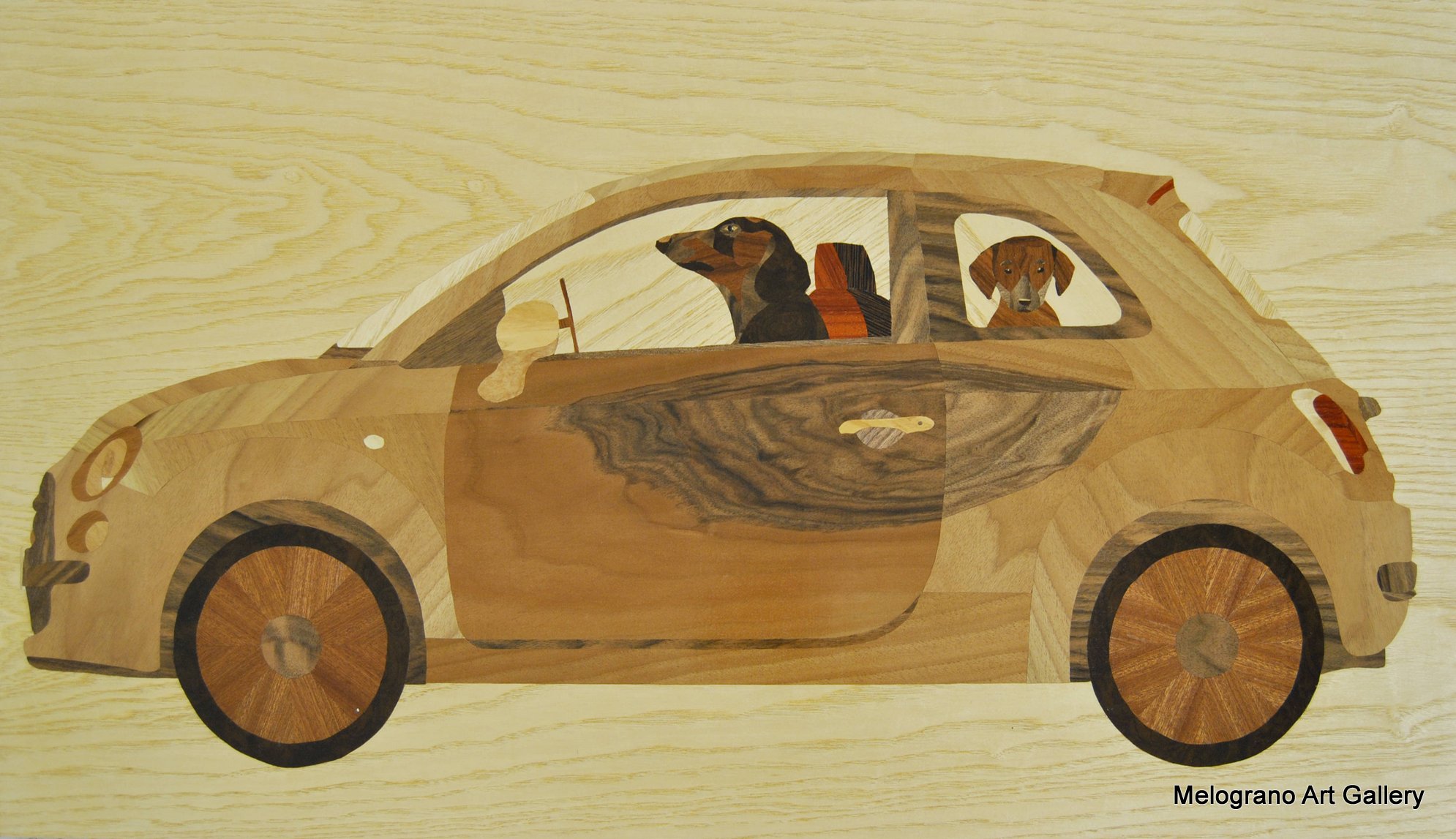 Intarsio ligneo di Capitan Morgan raffigurante una Fiat 500 con una famiglia di bassotti a bordo, realizzato con legni naturali e dettagli in colori acrilici, in stile ironico e affettuoso.