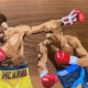 Intarsio ligneo di Capitan Morgan raffigurante il celebre incontro di boxe Hagler vs Hearns “The War”, realizzato con legni naturali e colori acrilici.