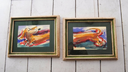 Bassotto in due tempi, disegno di CAPRAS: il bassotto diviso in due metà, dalla testa alla coda, omaggio al cane preferito dell’artista, dolce e ironico