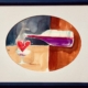 Un Sorso d’Amore, disegno di CAPRAS: foglio diviso in tre zone (rosso mattone verticale, nero sopra, giallo sotto), bottiglia orizzontale che versa vino porpora in bicchiere da champagne, il vino diventa rosso formando un cuore