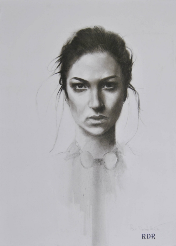 Disegno a grafite e tecnica mista di Davide Robert Ross, su carta con volto femminile contemporanea
