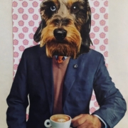 Elisa Biagiotti Cappuccino Collage “Cappuccino” di Elisa Biagiotti, testa di cane su corpo umano, collage analogico, riviste vintage, arte concettuale 2025