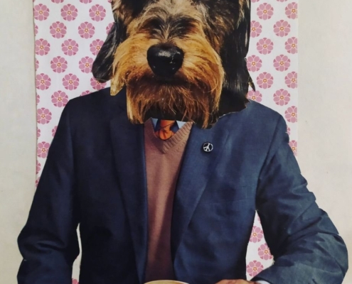 Collage “Cappuccino” di Elisa Biagiotti, testa di cane su corpo umano, collage analogico, riviste vintage, arte concettuale 2025