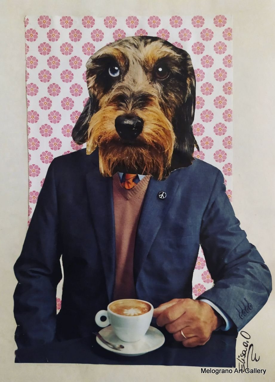 Collage “Cappuccino” di Elisa Biagiotti, testa di cane su corpo umano, collage analogico, riviste vintage, arte concettuale 2025