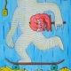 Figura senza volto su uno skate che attraversa un percorso di banane gialle, opera “Opus tra spilli, banane e skate” di Uodi.