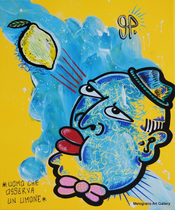 Uomo dal volto blu e papillon rosa che osserva un limone fluttuante su sfondo giallo e blu, opera ironica e surreale di Emiliano Dalle Piagge Uodi.