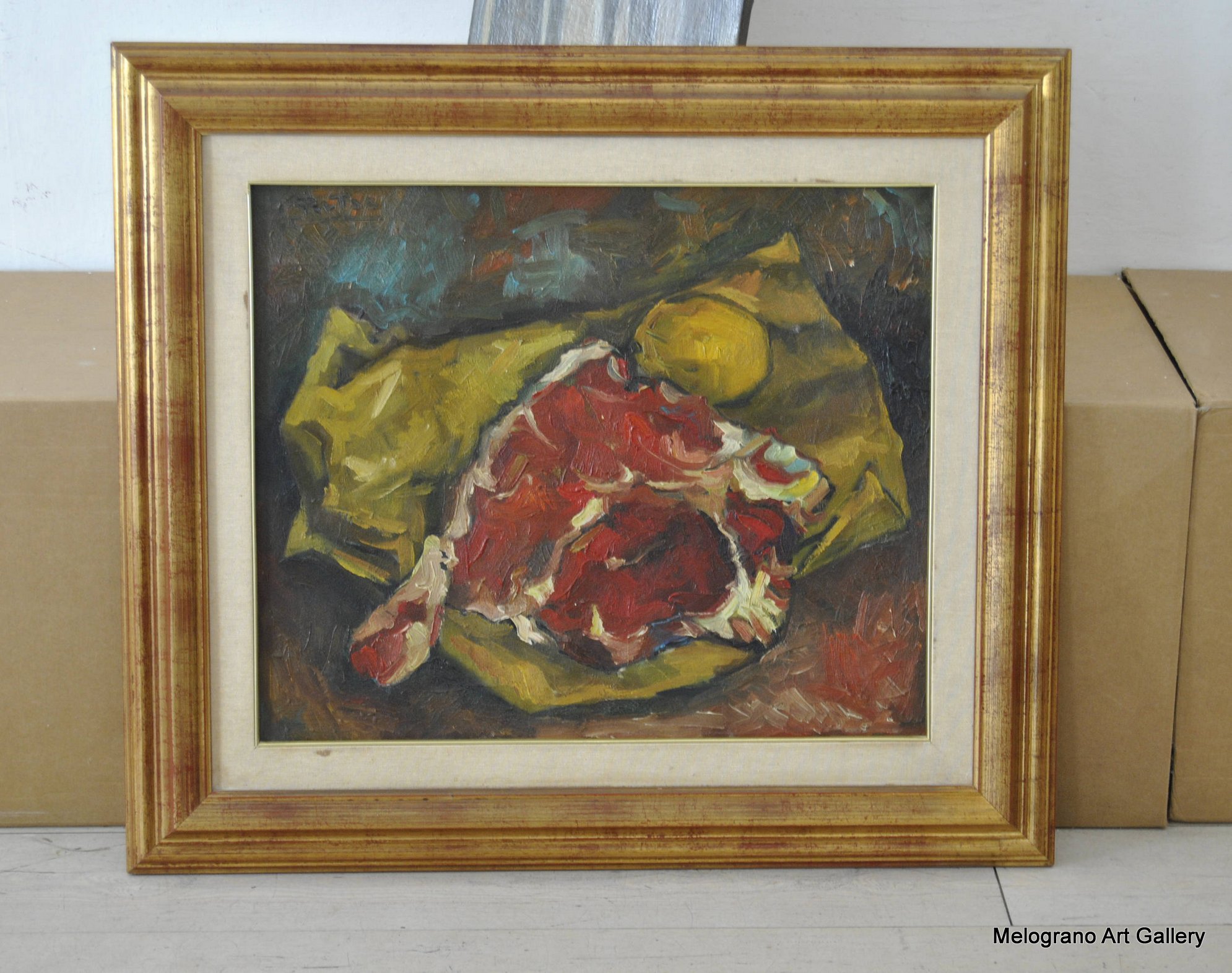 Dipinto di Ernesto Portas con una bistecca su carta da macellaio, realismo materico e luce calda