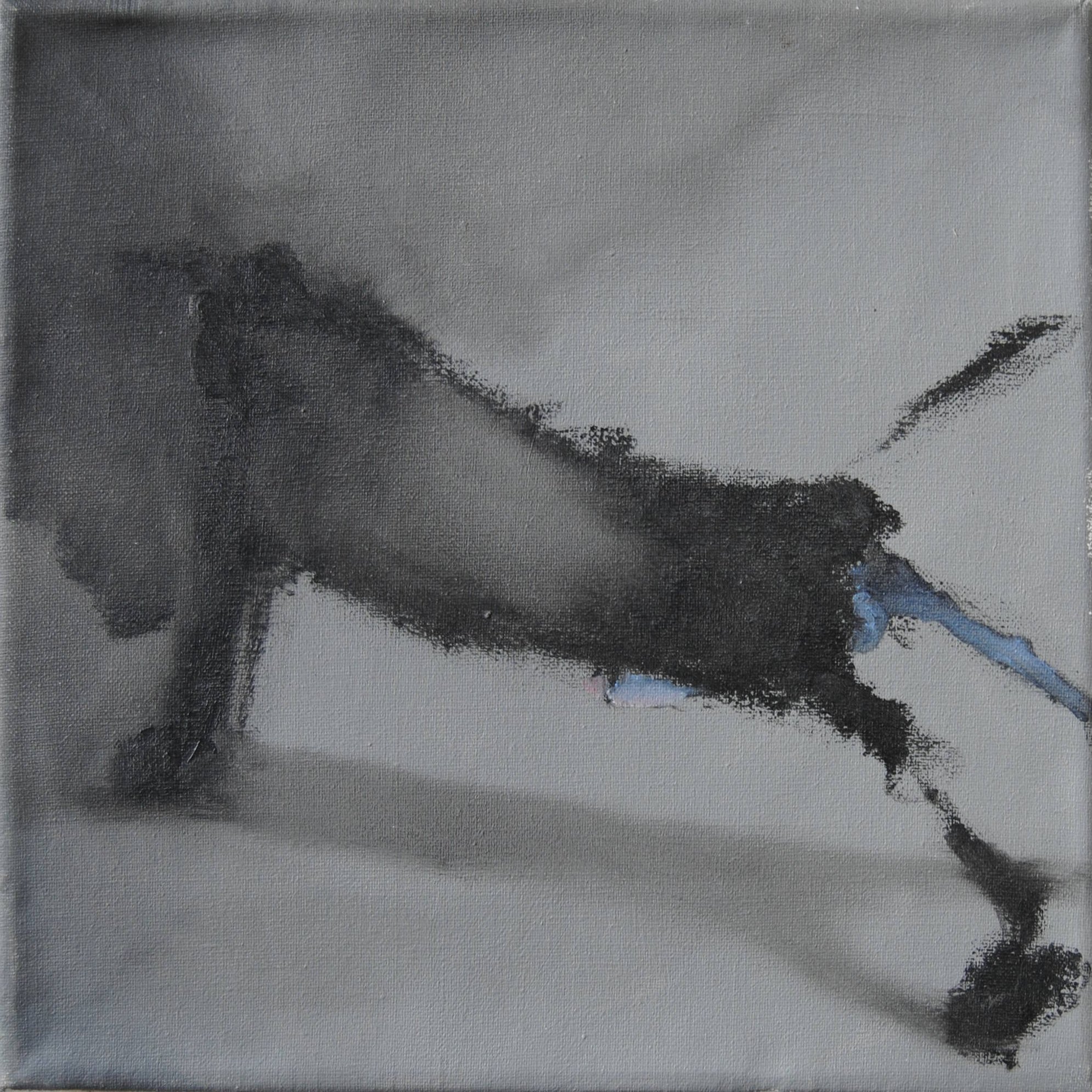 Cane stilizzato in bruno drammatico, guinzaglio teso, postura centrale, resistenza visibile