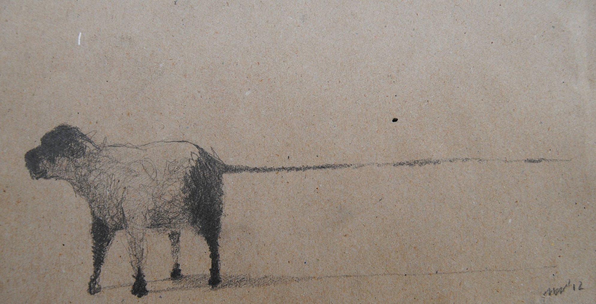 Cane stilizzato su cartone marroncino, guinzaglio teso che lo trattiene, figura in tensione, scalpita contro la direzione