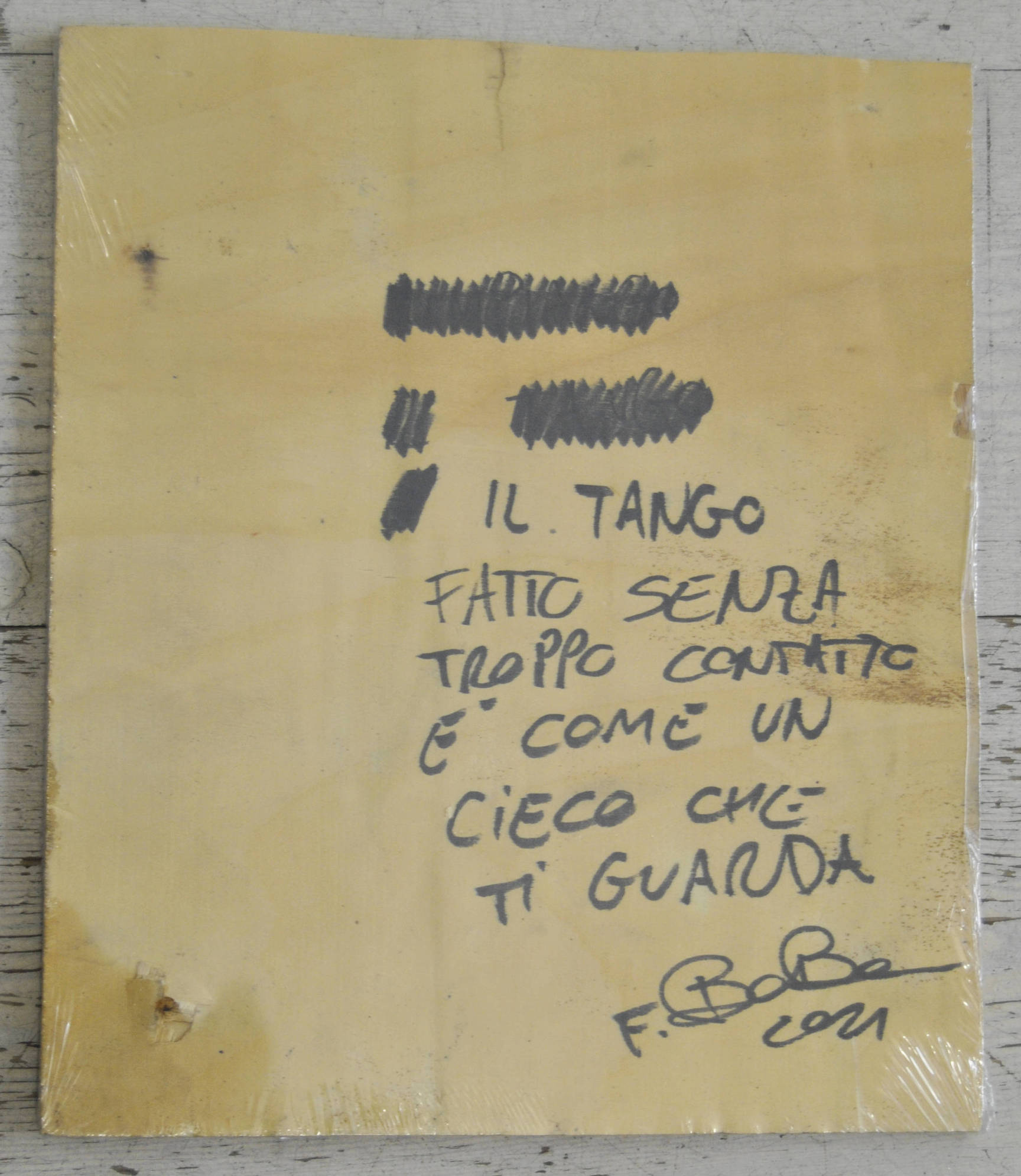 Opera di Futurboba con figurine rosse in materiale plastico su tavola coreana, sigillata sottovuoto, dedicata all’amore e alle relazioni