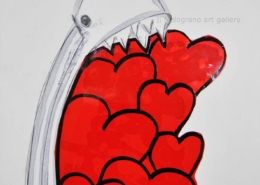 Disegno su carta di Futurboba con squalo con cuori rossi in plastica trasparente colorata, titolo Mangio Amore