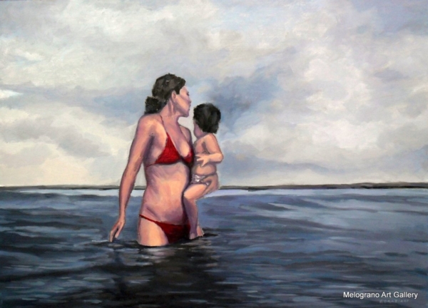 Giovane madre in due pezzi rosso con bambino in collo, gambe immerse in mare scuro sotto cielo cupo, pittura realistica luminosa di Giovanni Graziani.