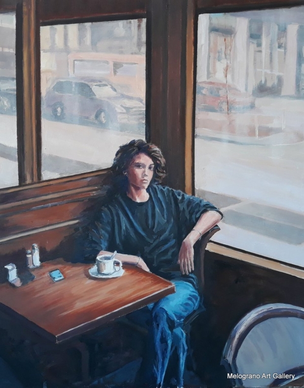 Ragazza seduta sola a un tavolino di bar con tazzina davanti, luce che entra da due finestre ad angolo, pittura realistica luminosa di Giovanni Graziani, espressione neutra.