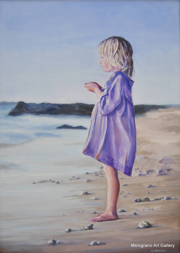 Bambina sulla spiaggia che osserva l’orizzonte marino – dipinto realistico contemporaneo di Giovanni Graziani