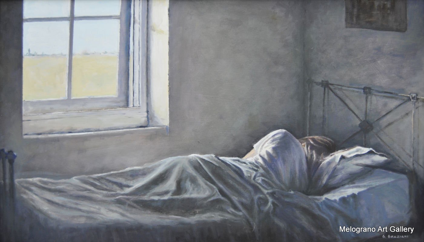 Donna di spalle sul letto illuminata da una finestra, pittura realistica luminosa di Giovanni Graziani, posa serena e solitaria, luce che valorizza le pieghe della coperta.