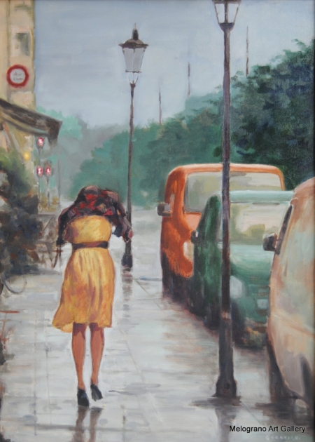 Donna sola sotto la pioggia sul marciapiede, corsa con impermeabile giallo e scialle sulla testa, auto parcheggiate, pittura realistica luminosa di Giovanni Graziani.