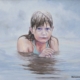 Viso di giovane ragazza che emerge dall’acqua calma di un lago, pittura realistica luminosa di Giovanni Graziani, espressione intensa e sforzo nel nuoto.