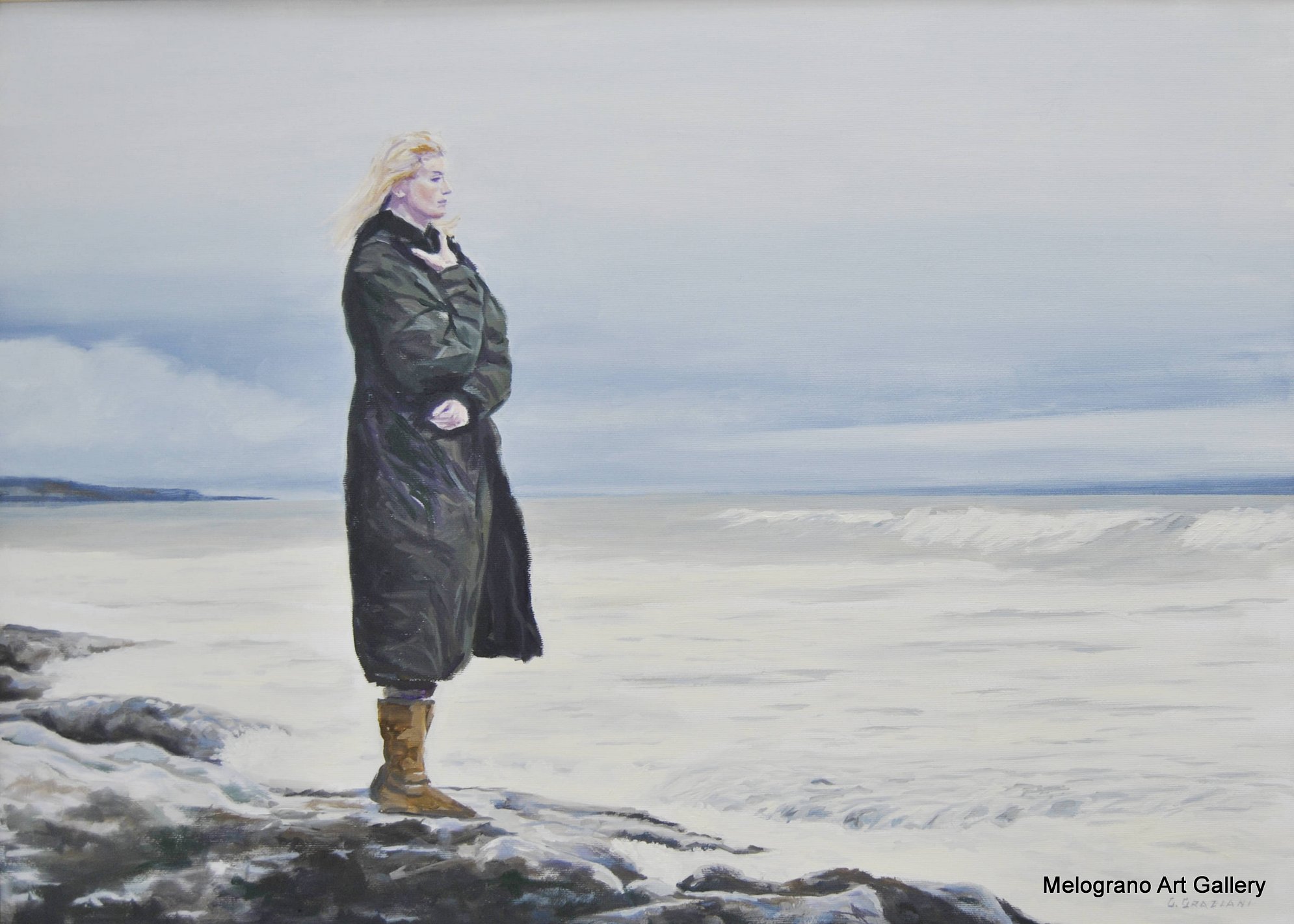 Donna solitaria che contempla il mare d’inverno, pittura realistica luminosa di Giovanni Graziani, atmosfera fredda e luce invernale sul mare.