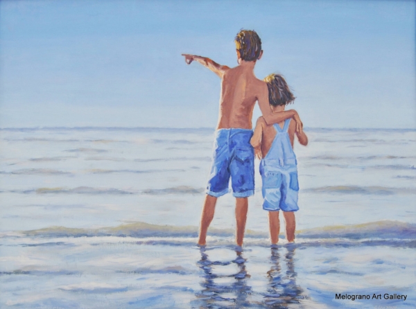 Due bambini di spalle che guardano il mare indicando il cielo, pittura realistica luminosa di Giovanni Graziani, Orizzonti lontani.