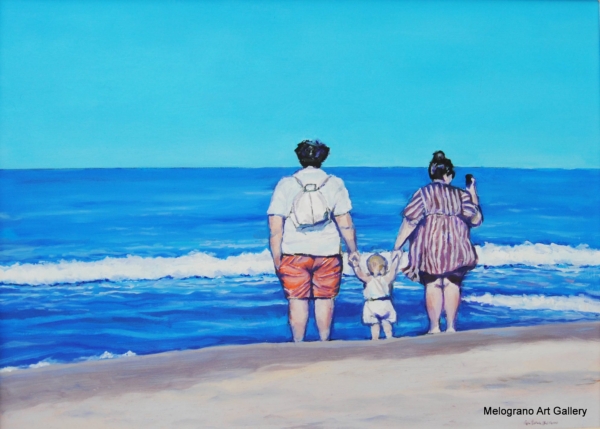 Famiglia di tre persone vista di spalle sulla riva del mare, pittura realistica luminosa di Giovanni Graziani, momento sospeso e intimo.