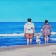 Famiglia di tre persone vista di spalle sulla riva del mare, pittura realistica luminosa di Giovanni Graziani, momento sospeso e intimo.