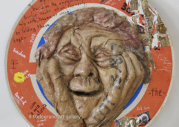 Giuseppe Trentacoste, Segnale 1: bassorilievo in juta con volto ironico modellata su segnale stradale di divieto, reinterpretazione pop dell’Urlo di Munch.