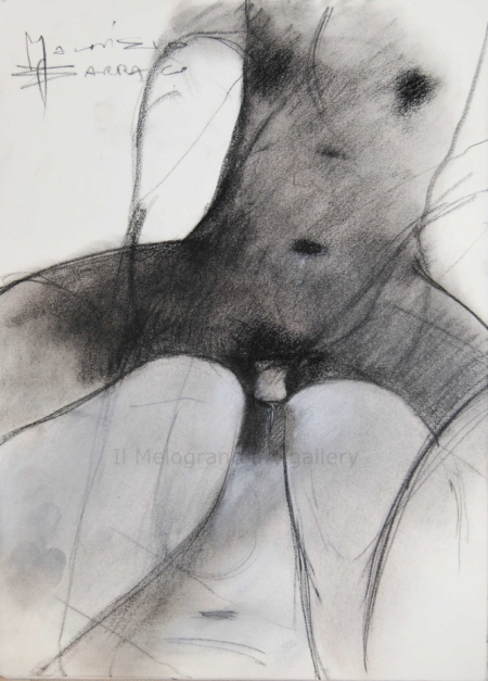 Le donne di Maurizio Barraco a carboncino e pastelli su carta. Sono nude, malinconiche, tragiche, simbolo di fragilità e consapevolezza.